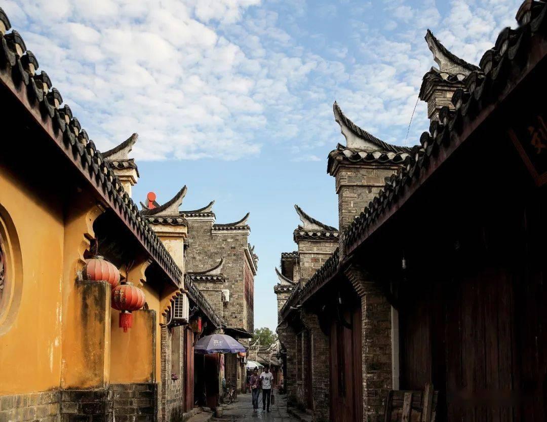 记者:巴萨国王杯出局后,拉波尔塔来到更衣室门口安慰球队