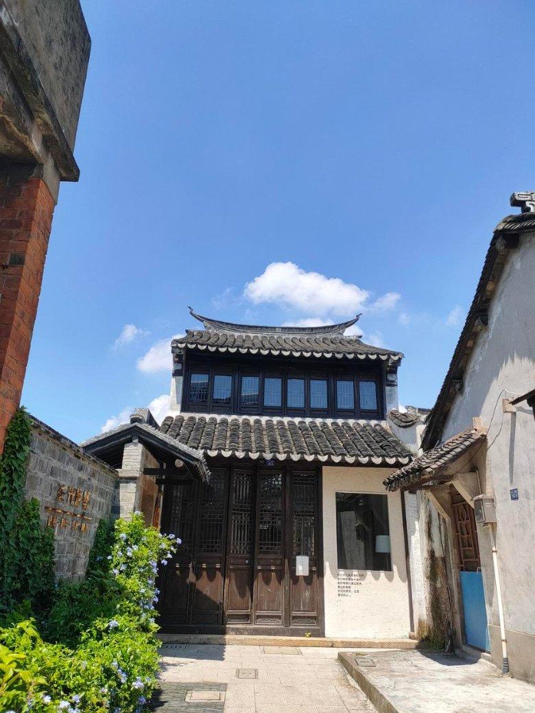 家里的阿拉斯加狗六个月大了，胆子特小不敢下楼梯，一直在平台散养，也没时间遛狗和寻狗，现在在训来得及